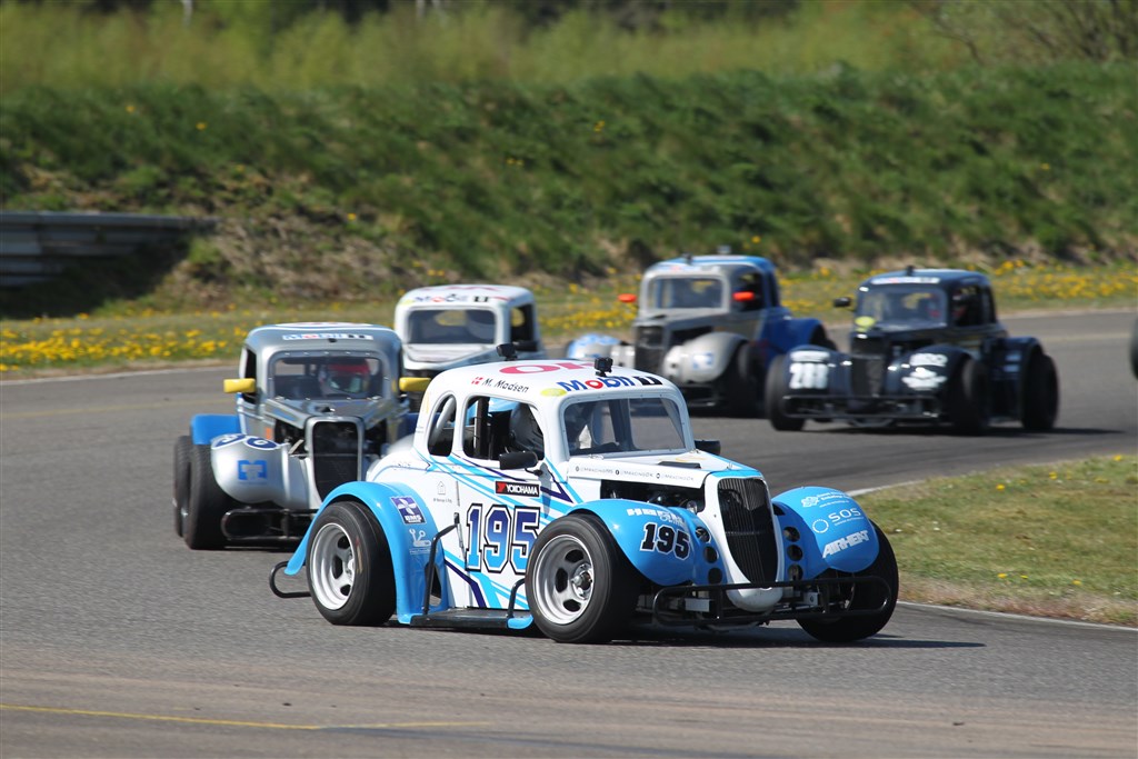 Kampen er tæt i toppen af OK Mobil 1 Legend Car Cuppen. Kan Magnus Madsen (195) vinder tidtagningen og alle tre heats foran Mads Gravsen (36), bliver han mester med et points forspring.
(Foto: Henning Smed)